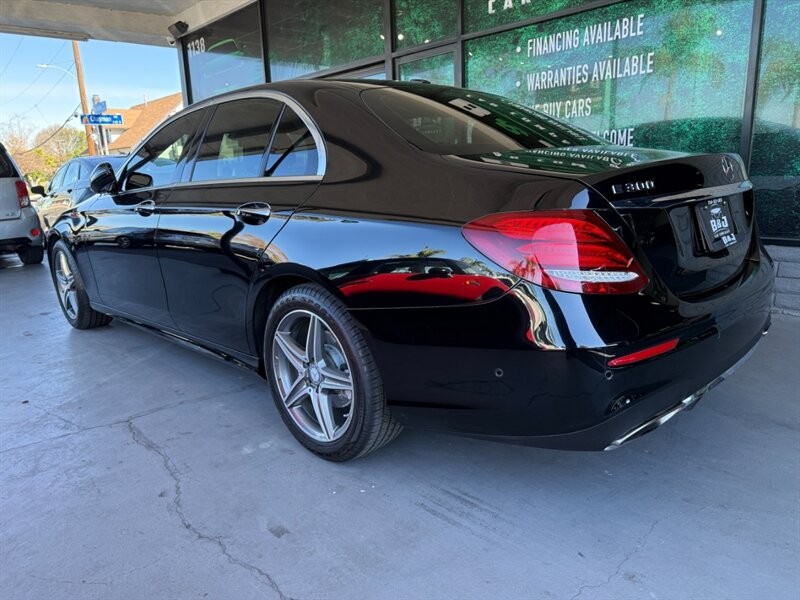 Mercedes-Benz E-Class Vehicle Full-screen Gallery Image 04