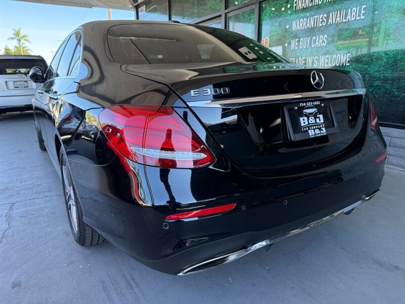 Mercedes-Benz E-Class Vehicle Full-screen Gallery Image 06