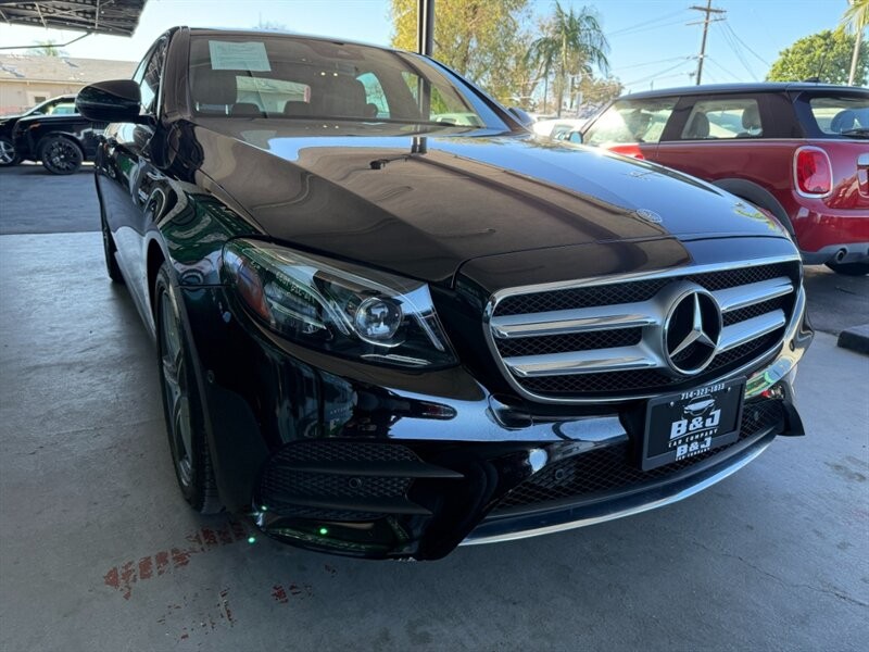 Mercedes-Benz E-Class Vehicle Full-screen Gallery Image 08