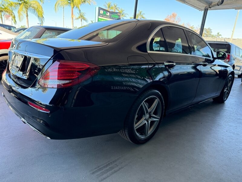 Mercedes-Benz E-Class Vehicle Full-screen Gallery Image 09