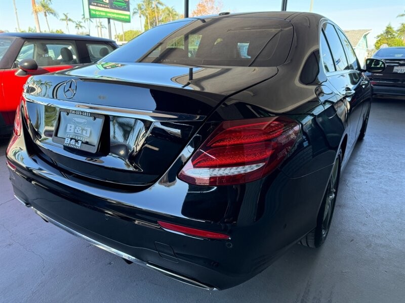 Mercedes-Benz E-Class Vehicle Full-screen Gallery Image 10