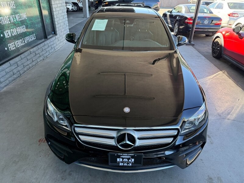 Mercedes-Benz E-Class Vehicle Full-screen Gallery Image 12