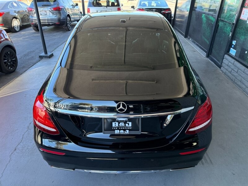 Mercedes-Benz E-Class Vehicle Full-screen Gallery Image 14