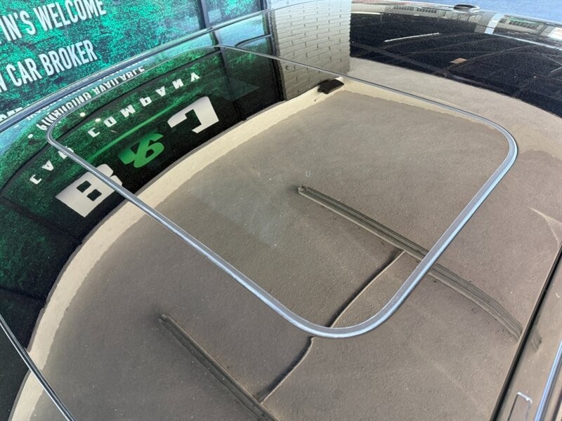 Mercedes-Benz E-Class Vehicle Full-screen Gallery Image 15