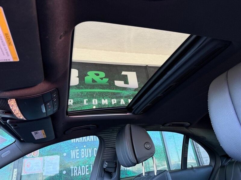 Mercedes-Benz E-Class Vehicle Full-screen Gallery Image 16