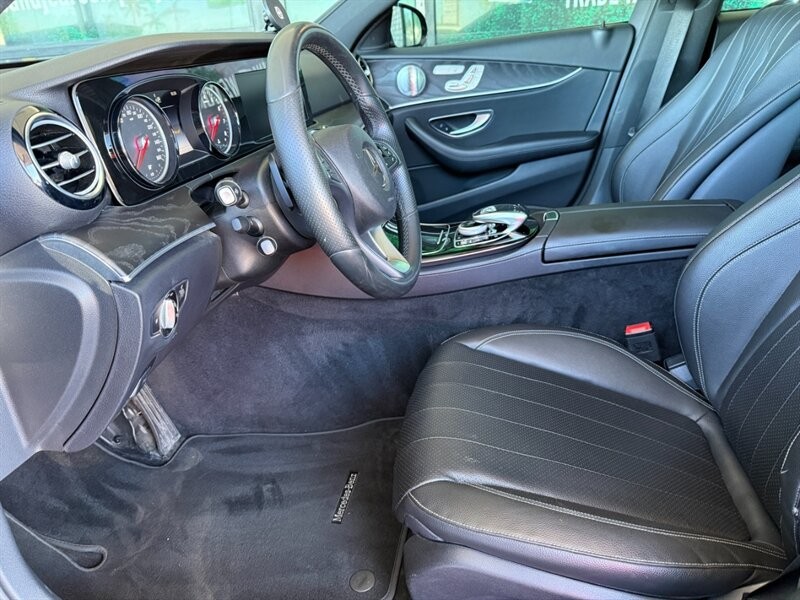 Mercedes-Benz E-Class Vehicle Full-screen Gallery Image 18