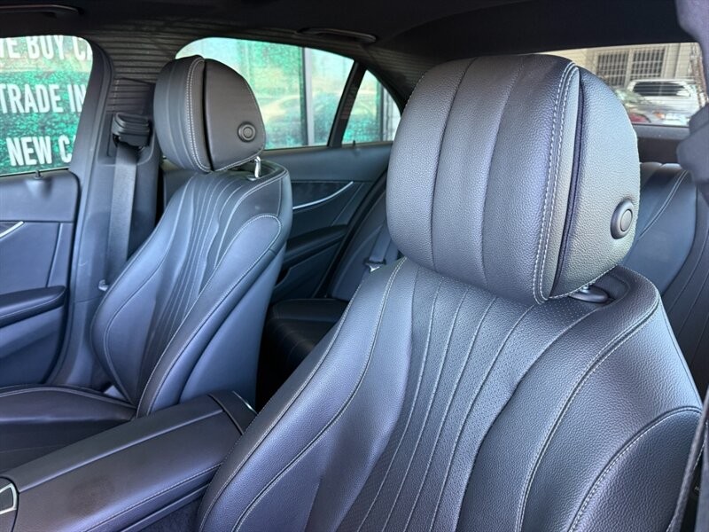 Mercedes-Benz E-Class Vehicle Full-screen Gallery Image 19