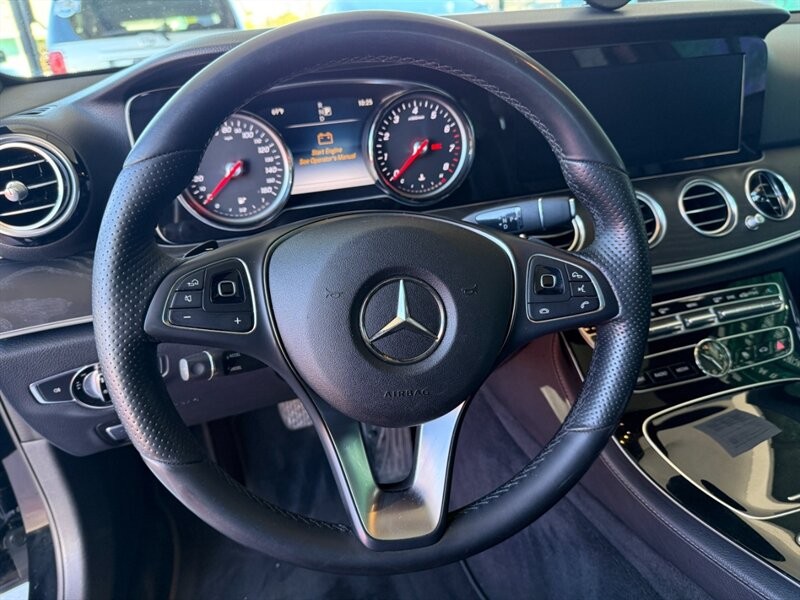 Mercedes-Benz E-Class Vehicle Full-screen Gallery Image 20