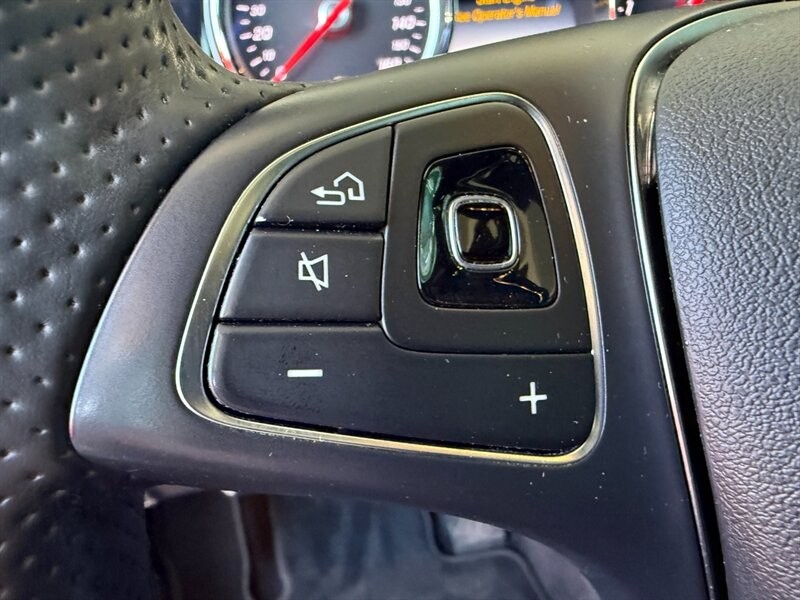 Mercedes-Benz E-Class Vehicle Full-screen Gallery Image 21