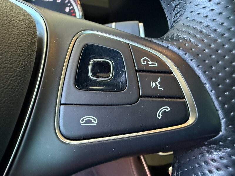 Mercedes-Benz E-Class Vehicle Full-screen Gallery Image 22