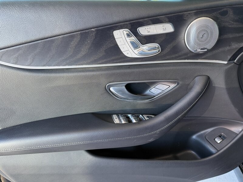 Mercedes-Benz E-Class Vehicle Full-screen Gallery Image 23