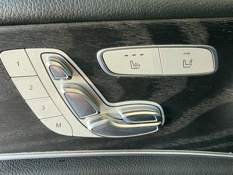 Mercedes-Benz E-Class Vehicle Full-screen Gallery Image 24