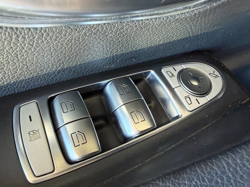 Mercedes-Benz E-Class Vehicle Full-screen Gallery Image 25