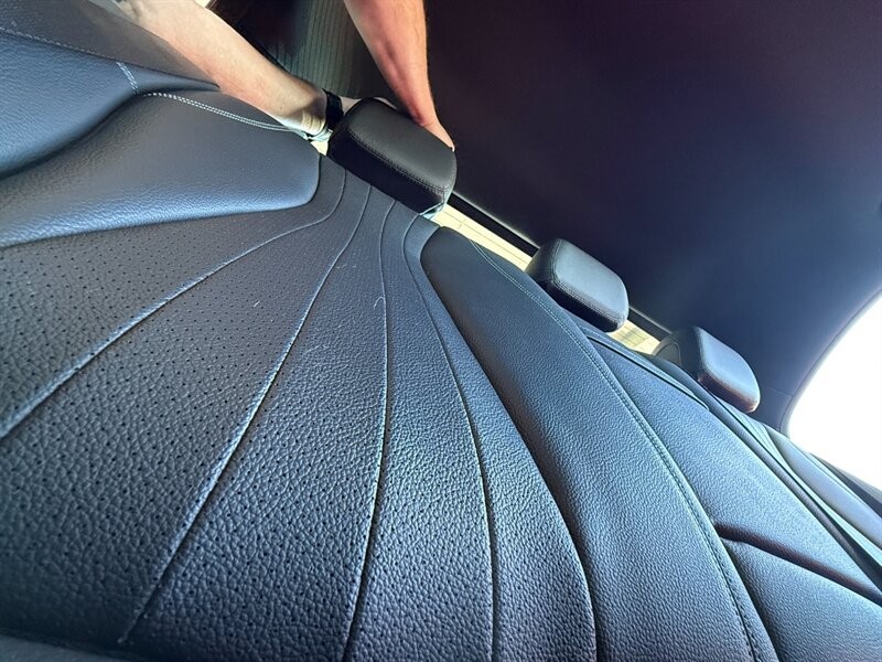 Mercedes-Benz E-Class Vehicle Full-screen Gallery Image 27