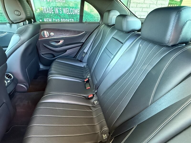 Mercedes-Benz E-Class Vehicle Full-screen Gallery Image 28