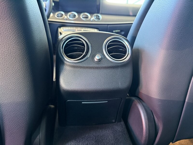 Mercedes-Benz E-Class Vehicle Full-screen Gallery Image 29