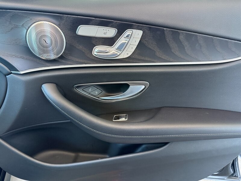 Mercedes-Benz E-Class Vehicle Full-screen Gallery Image 31