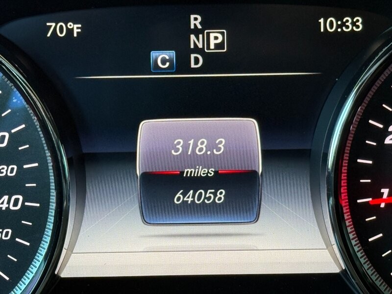 Mercedes-Benz E-Class Vehicle Full-screen Gallery Image 32