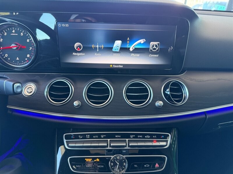 Mercedes-Benz E-Class Vehicle Full-screen Gallery Image 33