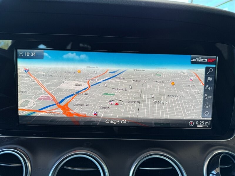 Mercedes-Benz E-Class Vehicle Full-screen Gallery Image 34