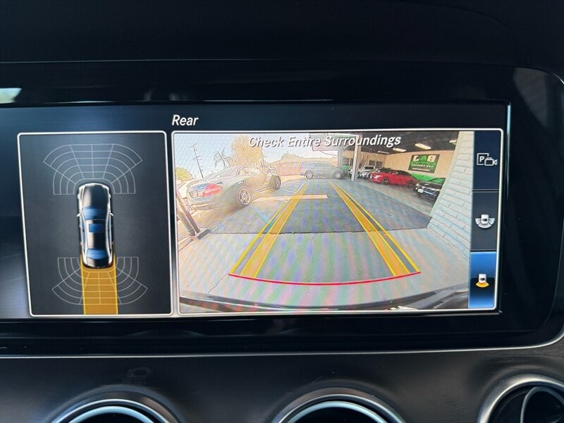 Mercedes-Benz E-Class Vehicle Full-screen Gallery Image 35