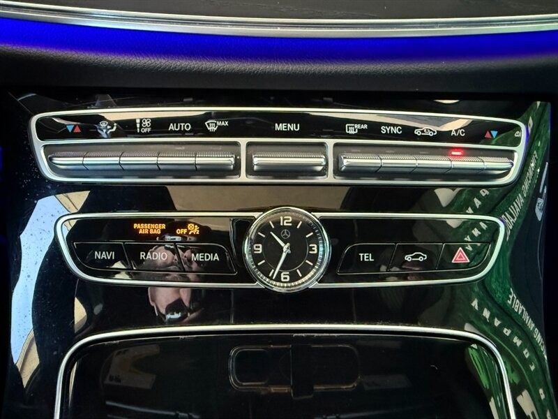 Mercedes-Benz E-Class Vehicle Full-screen Gallery Image 36