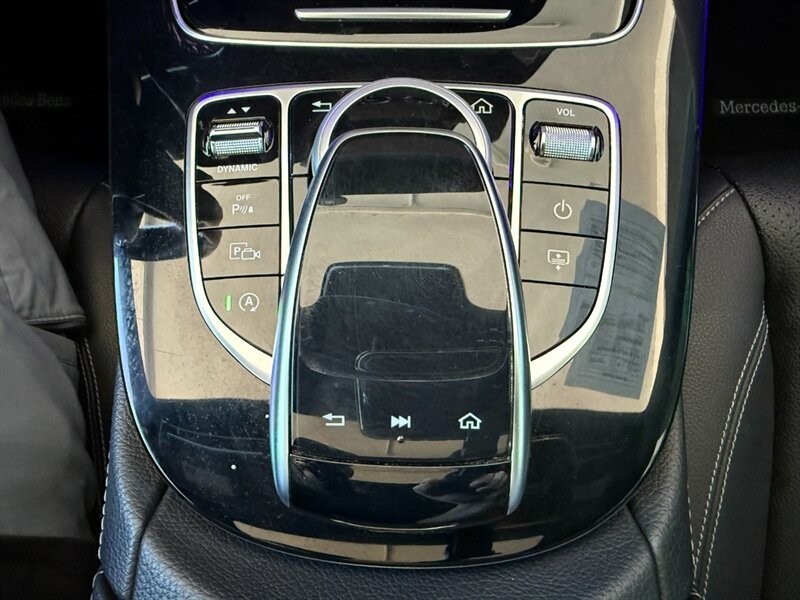 Mercedes-Benz E-Class Vehicle Full-screen Gallery Image 37