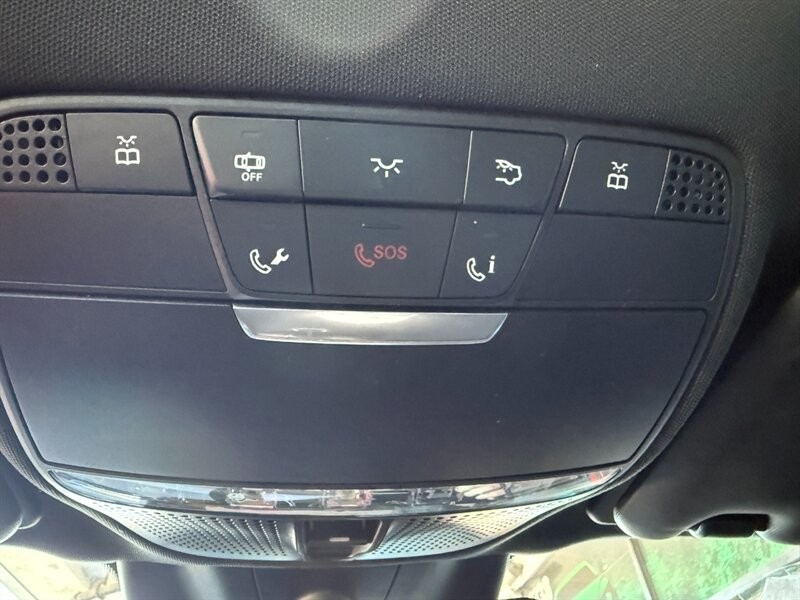 Mercedes-Benz E-Class Vehicle Full-screen Gallery Image 38