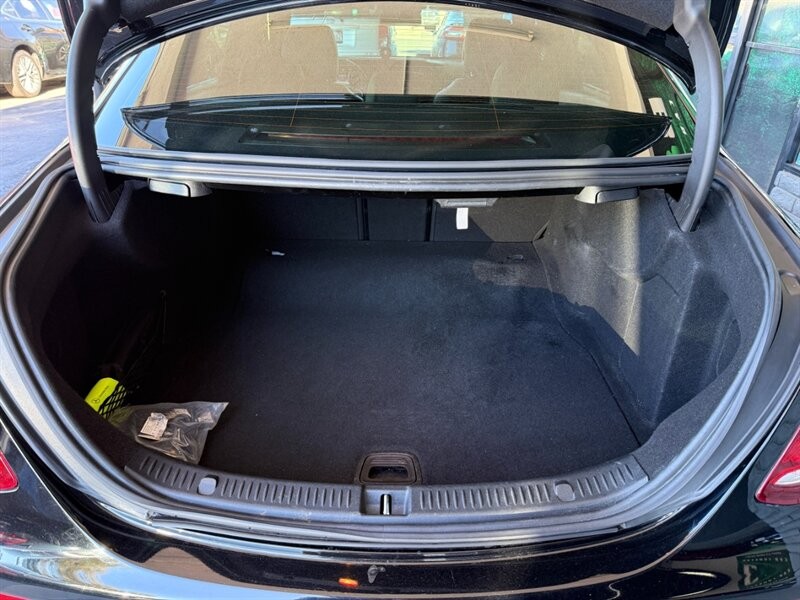 Mercedes-Benz E-Class Vehicle Full-screen Gallery Image 39