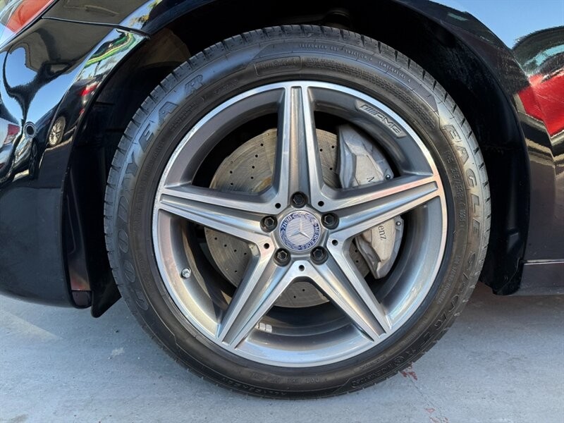 Mercedes-Benz E-Class Vehicle Full-screen Gallery Image 41