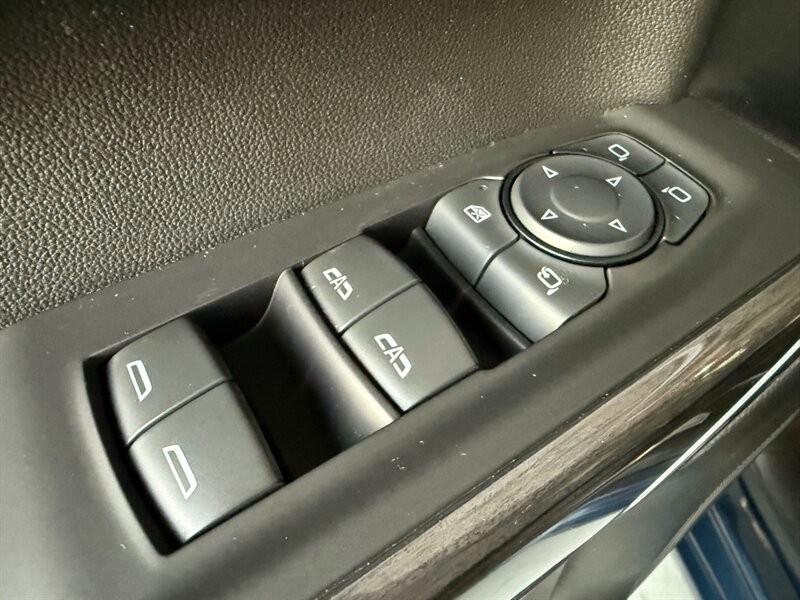 Chevrolet Silverado 1500 Vehicle Full-screen Gallery Image 24