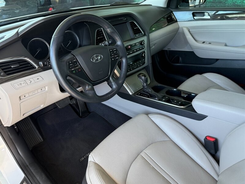 Hyundai Sonata Vehicle Full-screen Gallery Image 15