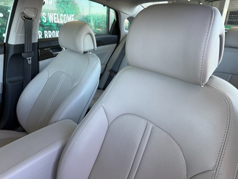 Hyundai Sonata Vehicle Full-screen Gallery Image 17