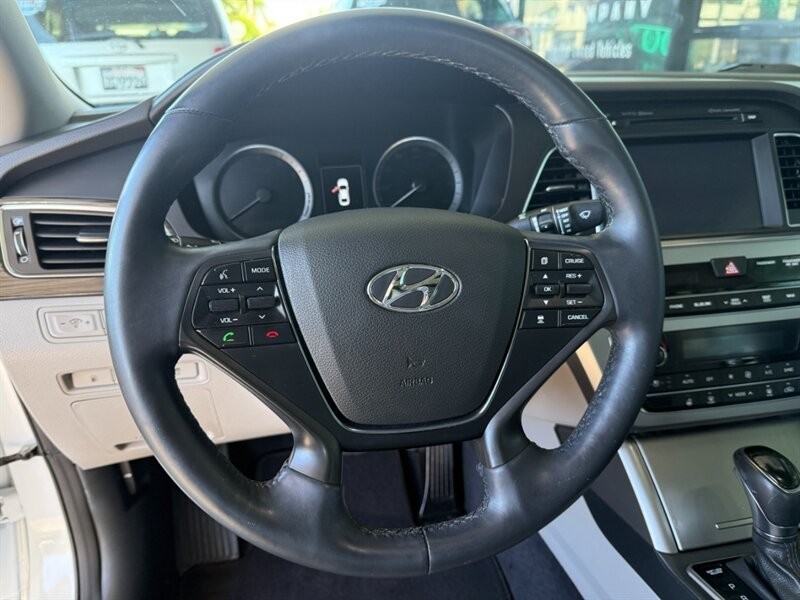 Hyundai Sonata Vehicle Full-screen Gallery Image 21