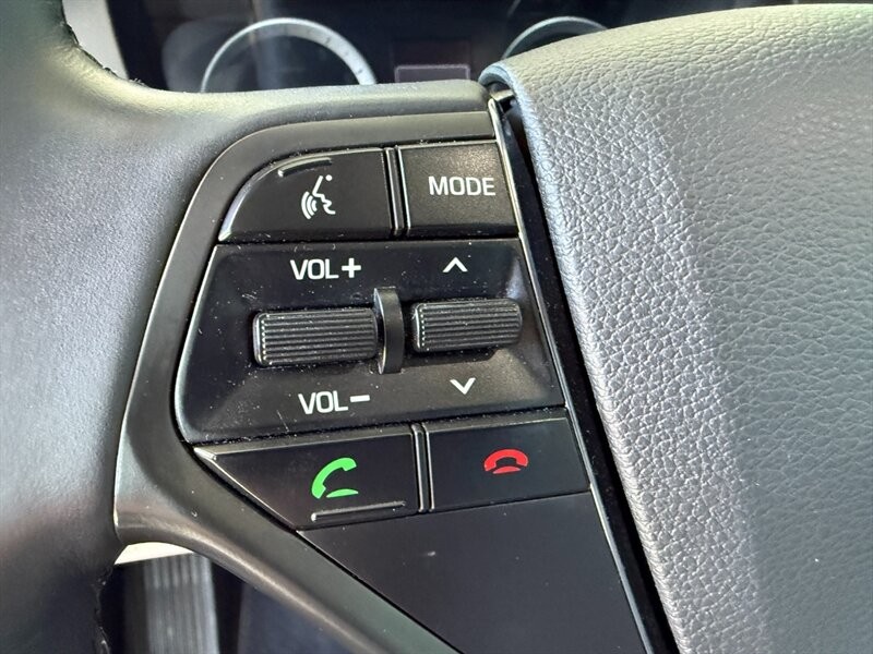 Hyundai Sonata Vehicle Full-screen Gallery Image 22