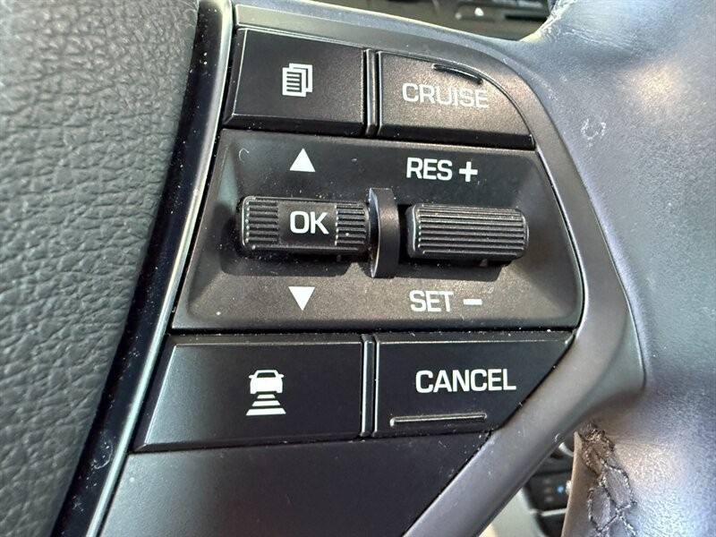 Hyundai Sonata Vehicle Full-screen Gallery Image 23