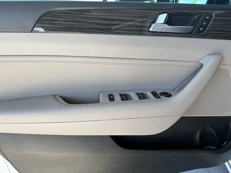 Hyundai Sonata Vehicle Full-screen Gallery Image 24