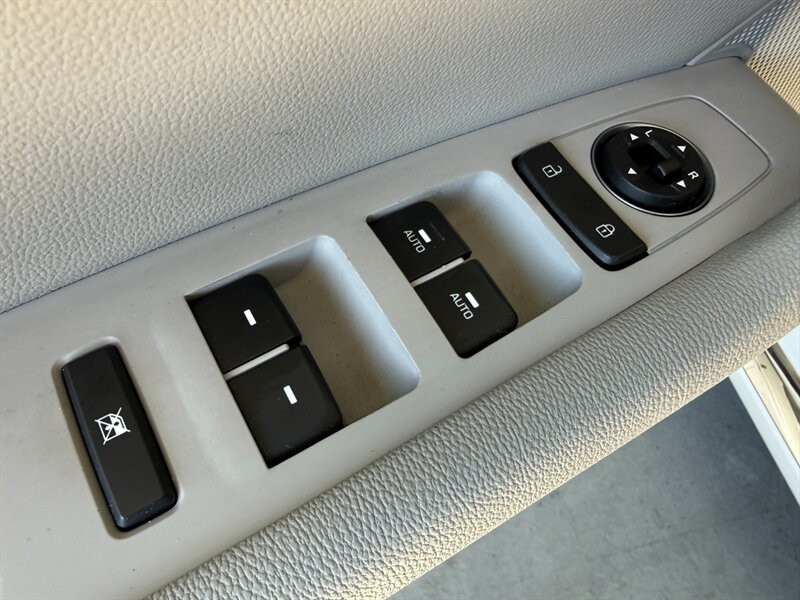 Hyundai Sonata Vehicle Full-screen Gallery Image 25