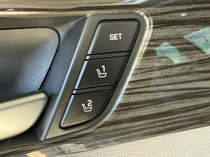 Hyundai Sonata Vehicle Full-screen Gallery Image 26