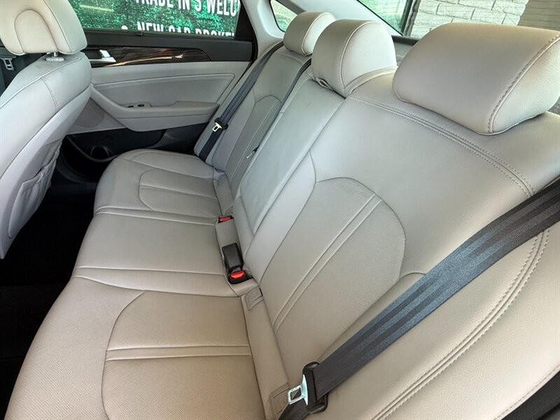 Hyundai Sonata Vehicle Full-screen Gallery Image 27