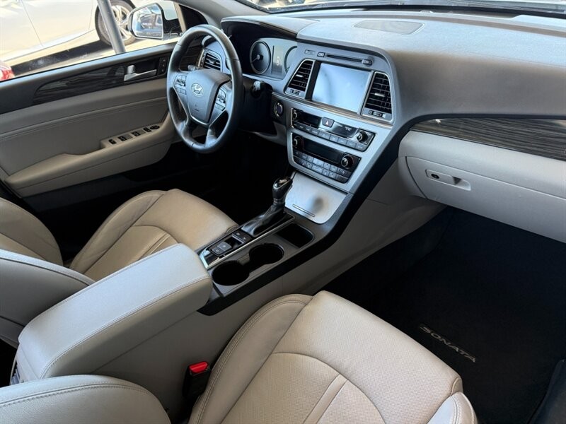Hyundai Sonata Vehicle Full-screen Gallery Image 29