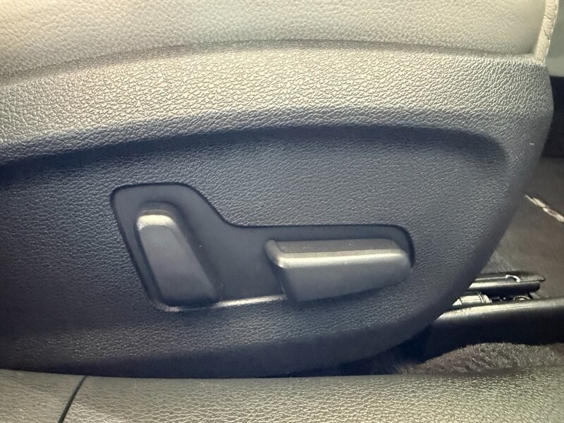 Hyundai Sonata Vehicle Full-screen Gallery Image 30