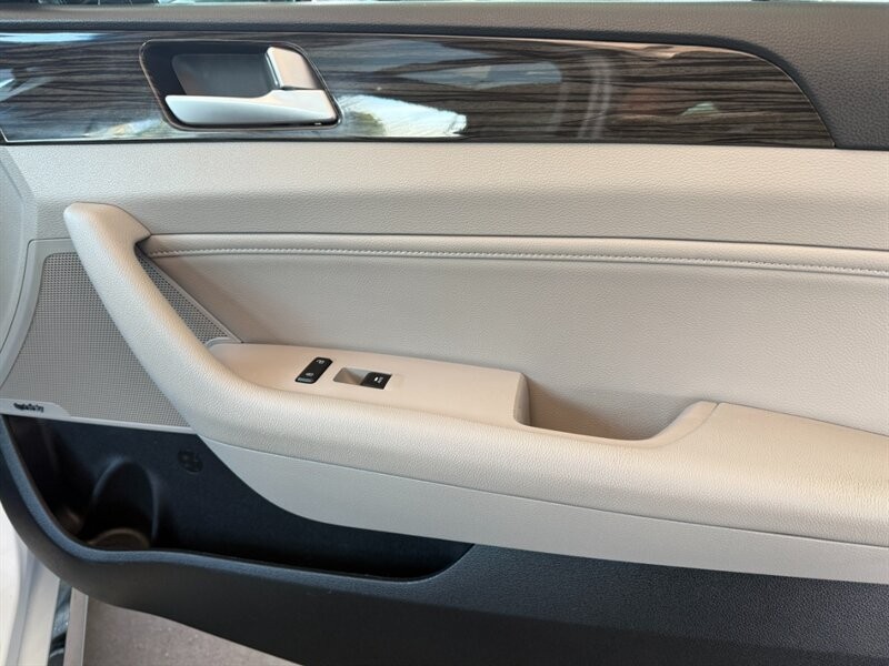 Hyundai Sonata Vehicle Full-screen Gallery Image 31