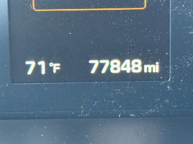 Hyundai Sonata Vehicle Full-screen Gallery Image 32