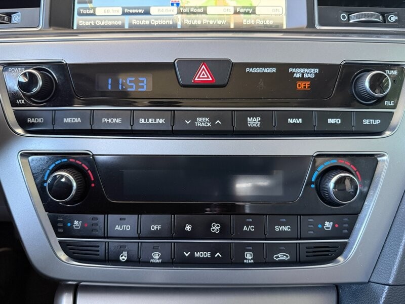 Hyundai Sonata Vehicle Full-screen Gallery Image 38