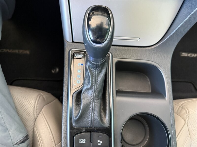 Hyundai Sonata Vehicle Full-screen Gallery Image 40