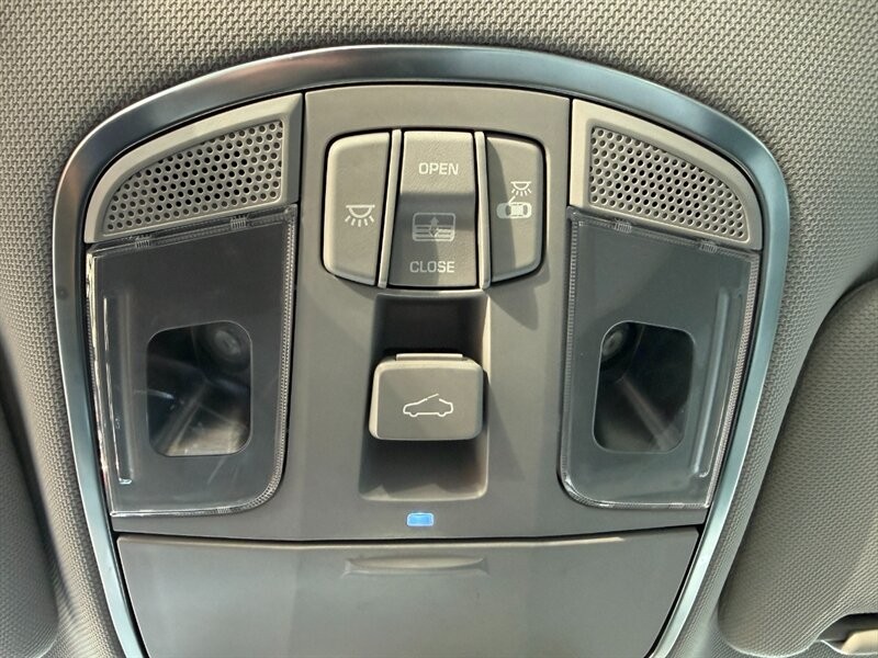 Hyundai Sonata Vehicle Full-screen Gallery Image 42