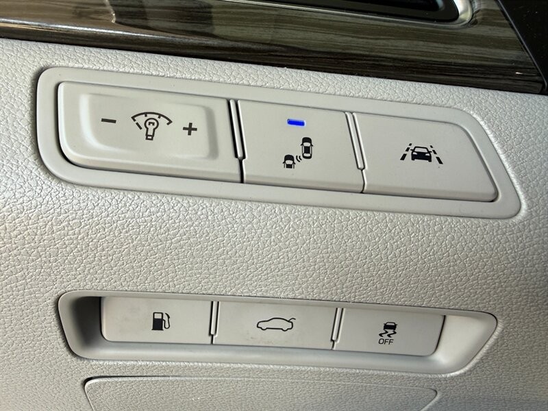 Hyundai Sonata Vehicle Full-screen Gallery Image 43