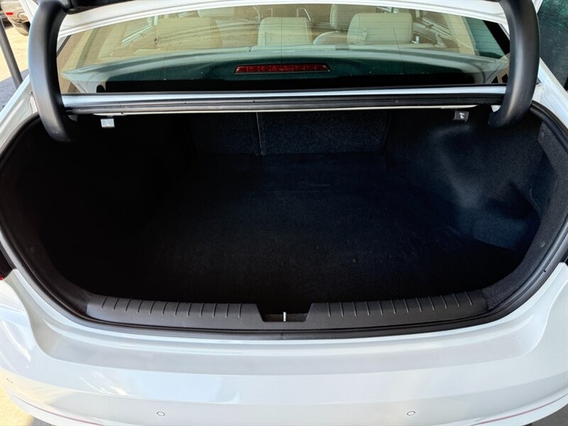 Hyundai Sonata Vehicle Full-screen Gallery Image 44