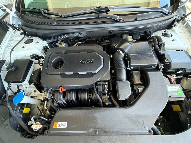 Hyundai Sonata Vehicle Full-screen Gallery Image 45